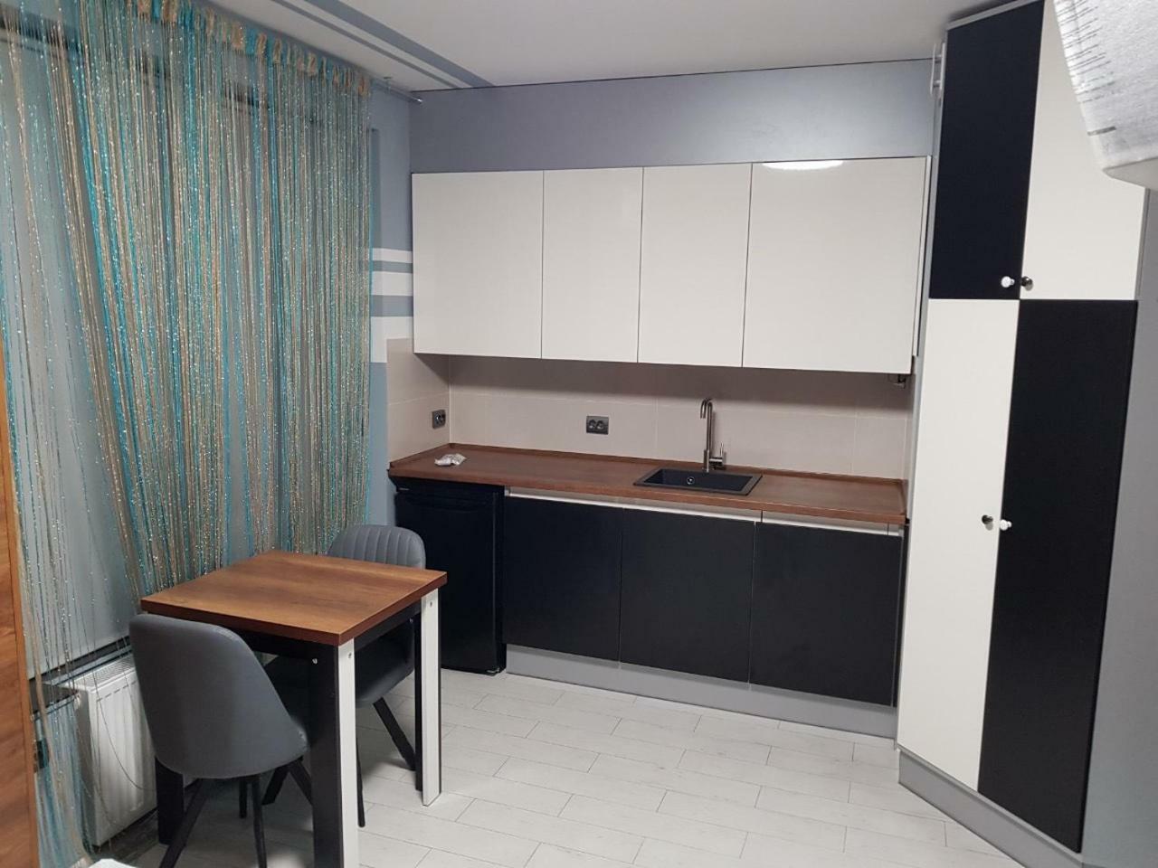 Balabana Red Apartment Lviv Bagian luar foto